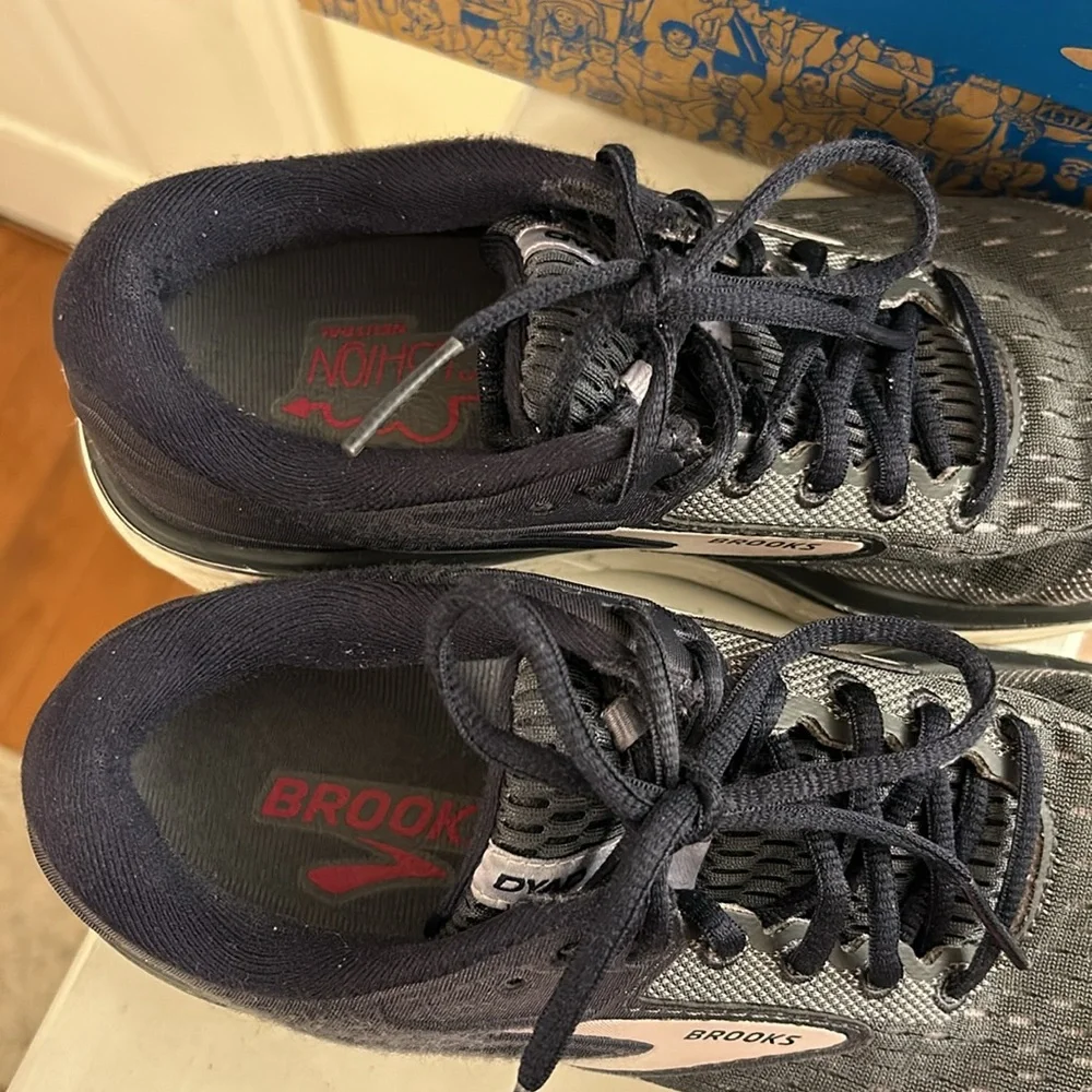 Brooks Dyad 11 Gray Sneakers Light Pink Trim Size Women’s 8.5M Great Padding